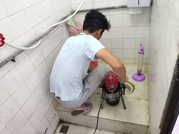 新疆管道堵塞冒臭气 专业师傅现场解决问题